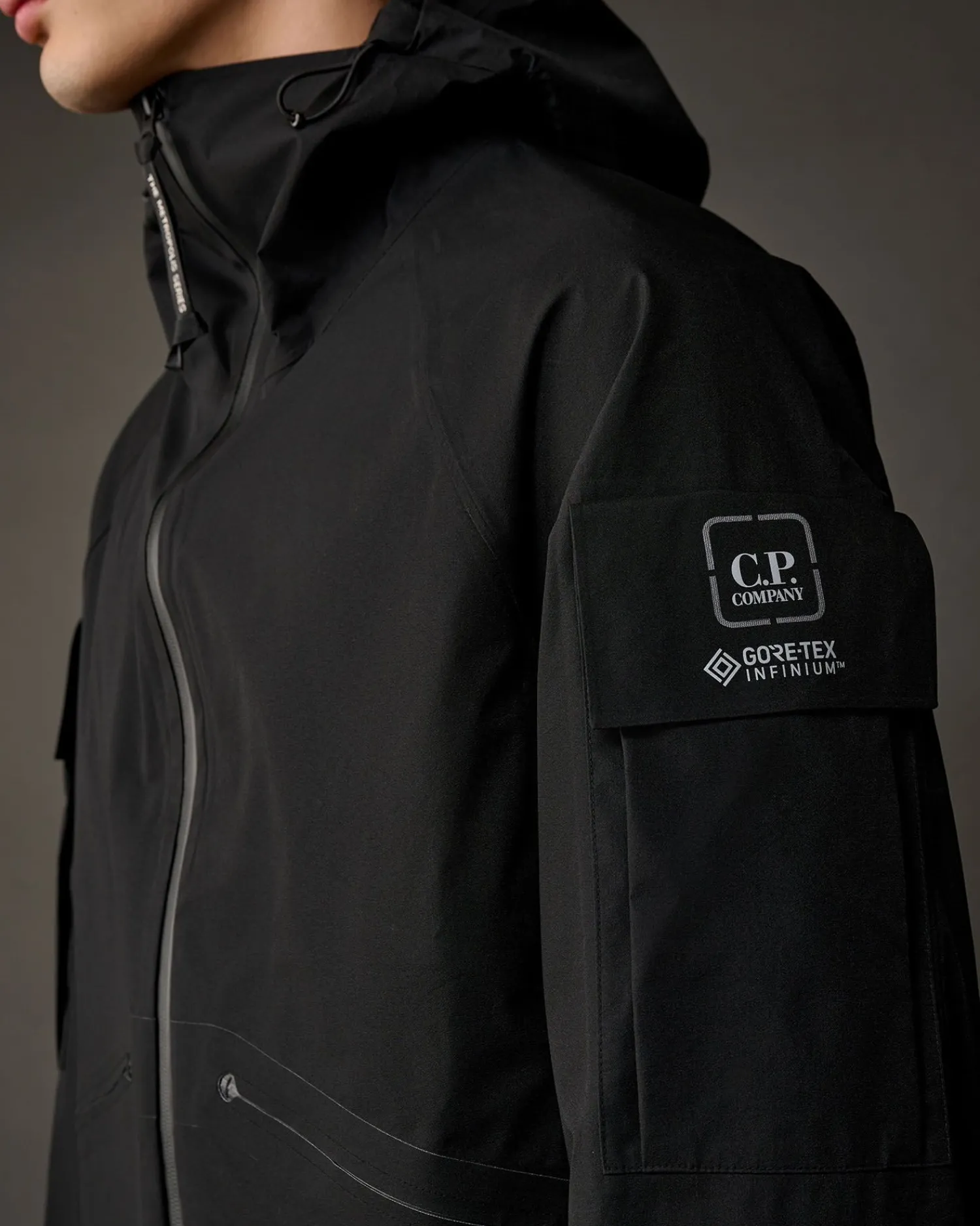 Clearance C.P. Company Metropolis Series Gore-Tex Infinium Haettejakke (Medium). Sort